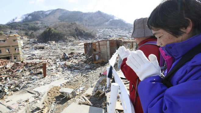 Japanese earthquake people praying